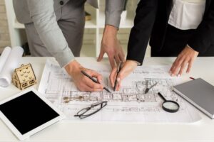 Engenheiros trabalhando em uma planta